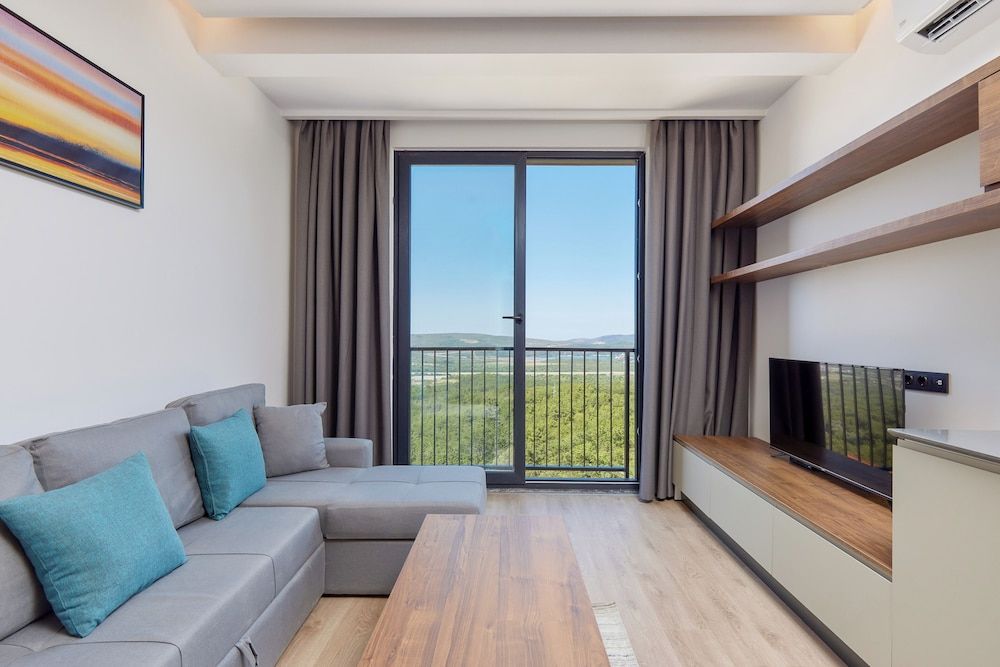 Bayview Hills Luxury Residences Basic Studio, Garden View 3