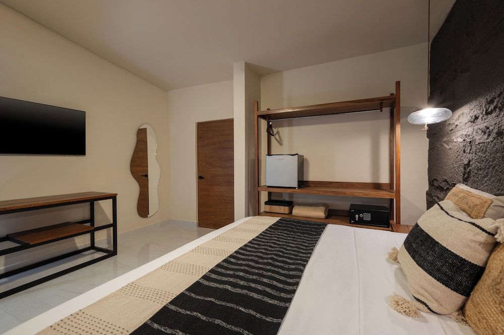 Casa Aakal Lagoon Front Deluxe Room 7