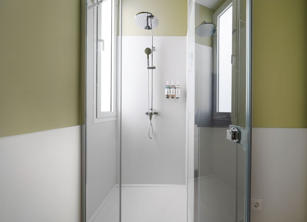 Numa Seville Prestigio 3 Bedroom Apartment with Balcony 9