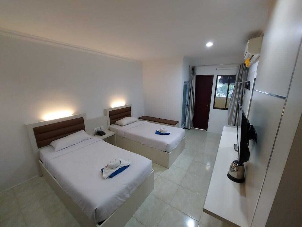 undefined Penuin Hotel 2