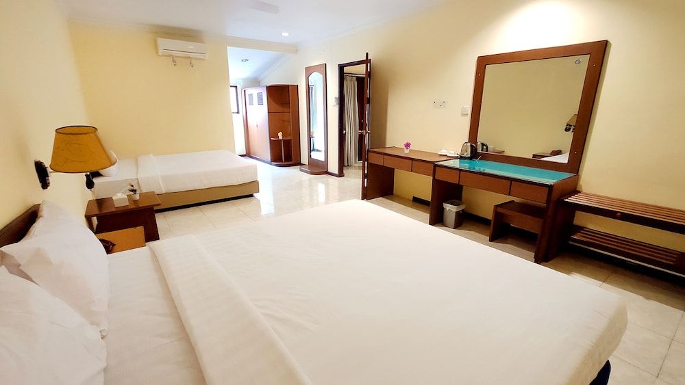 undefined Penuin Hotel 4