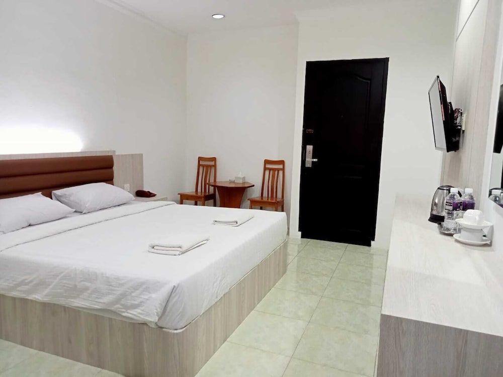 undefined Penuin Hotel 8