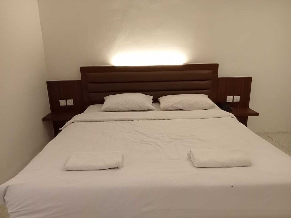 undefined Penuin Hotel 9