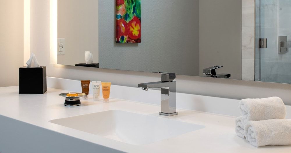 Southland Casino Hotel Deluxe Room, 1 King Bed 4