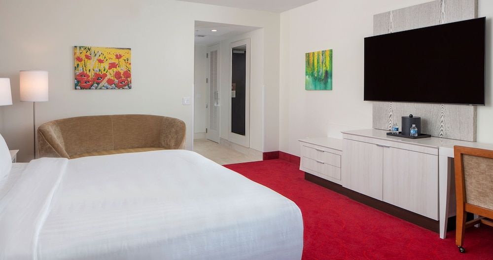 Southland Casino Hotel Deluxe Room, 1 King Bed 3