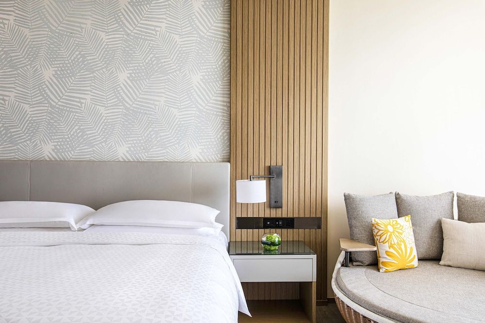 Room, 1 King Bed, Balcony, Partial Sea View