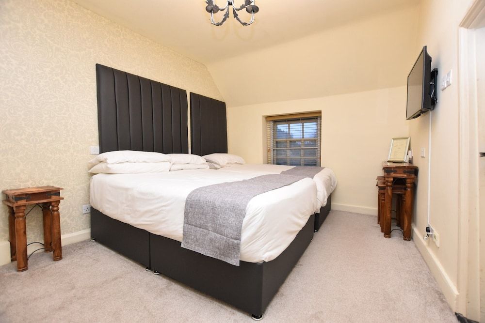 The Halford Bridge Inn Comfort Triple Room, Ensuite 2