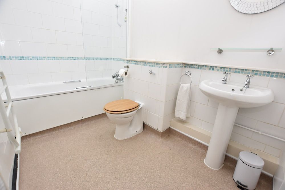 The Halford Bridge Inn Comfort Triple Room, Ensuite 3