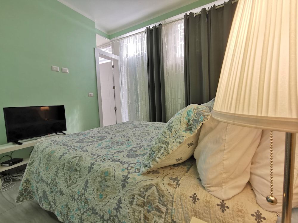 Junior Penthouse, 1 Queen Bed, Poolside