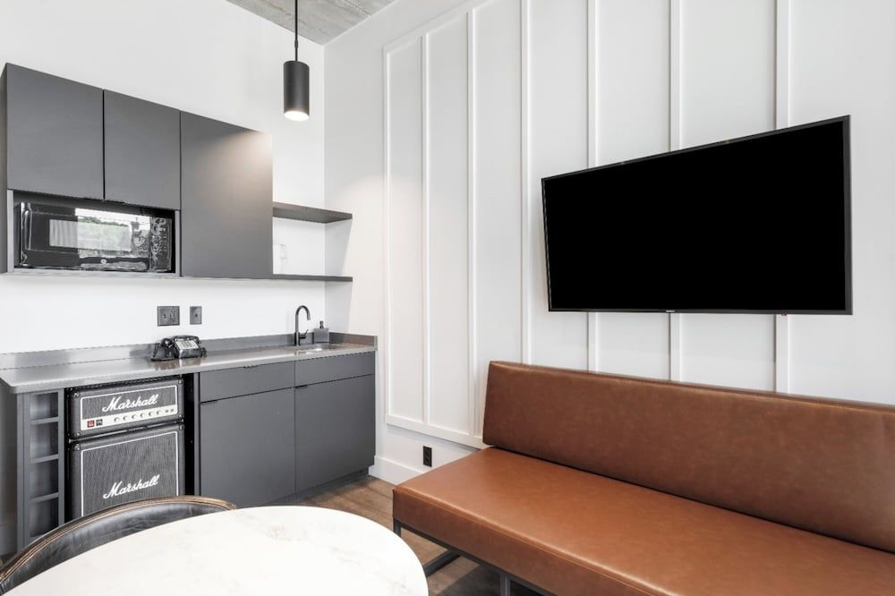 Waymore's Guest House Suite, 2 Bedrooms, Kitchenette 6