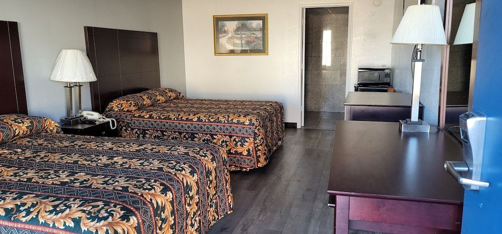 Capital Inn Room, 2 Queen Beds, Smoking 6