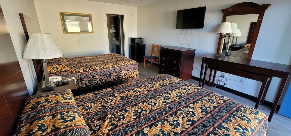 Capital Inn Room, 2 Queen Beds, Smoking 4