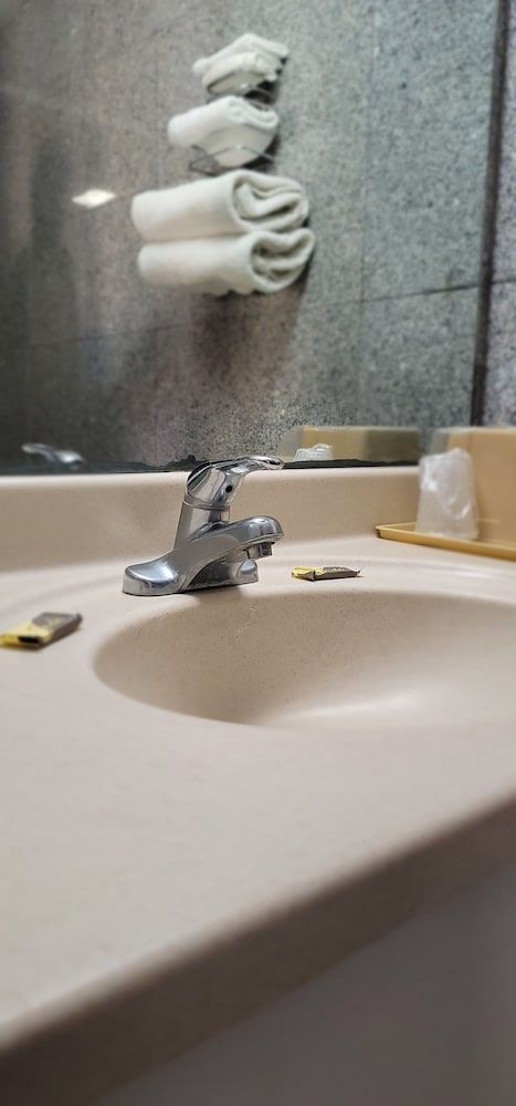 Capital Inn Room, 2 Queen Beds, Smoking 8