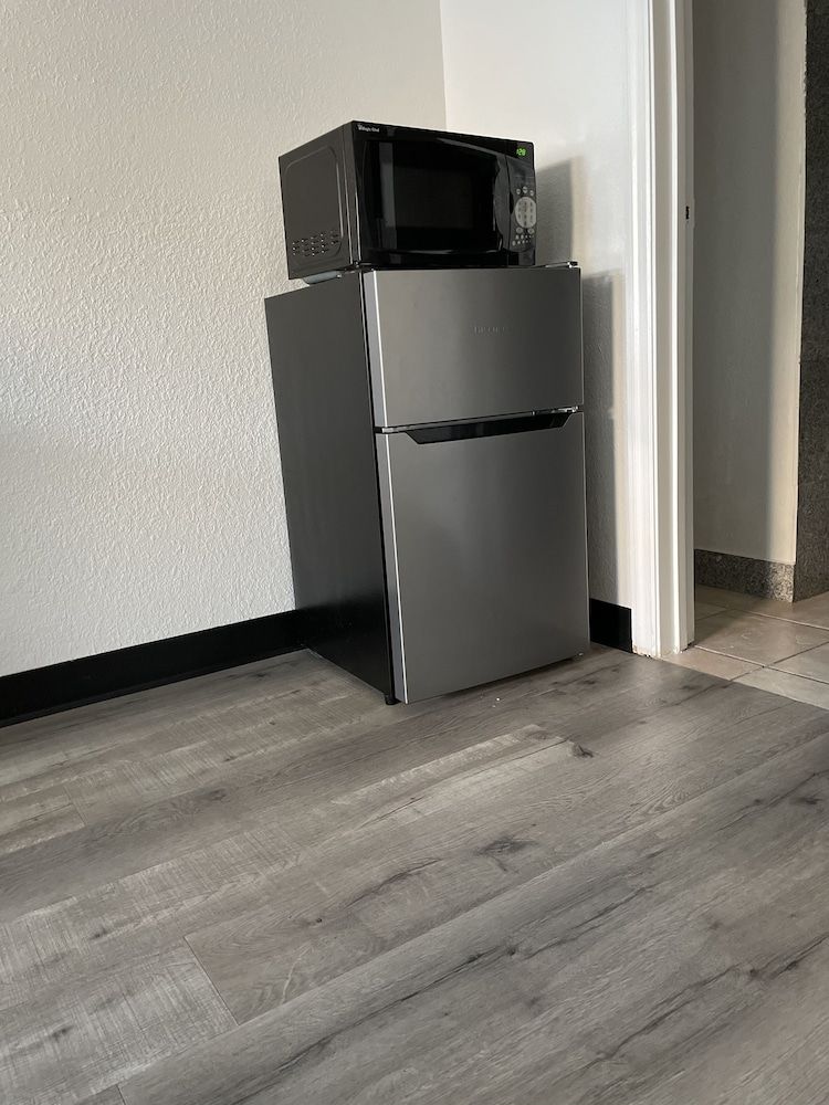 Capital Inn Basic Room, 1 King Bed, Accessible 15