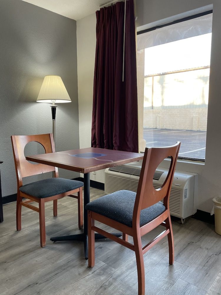 Capital Inn Basic Room, 1 King Bed, Accessible 14