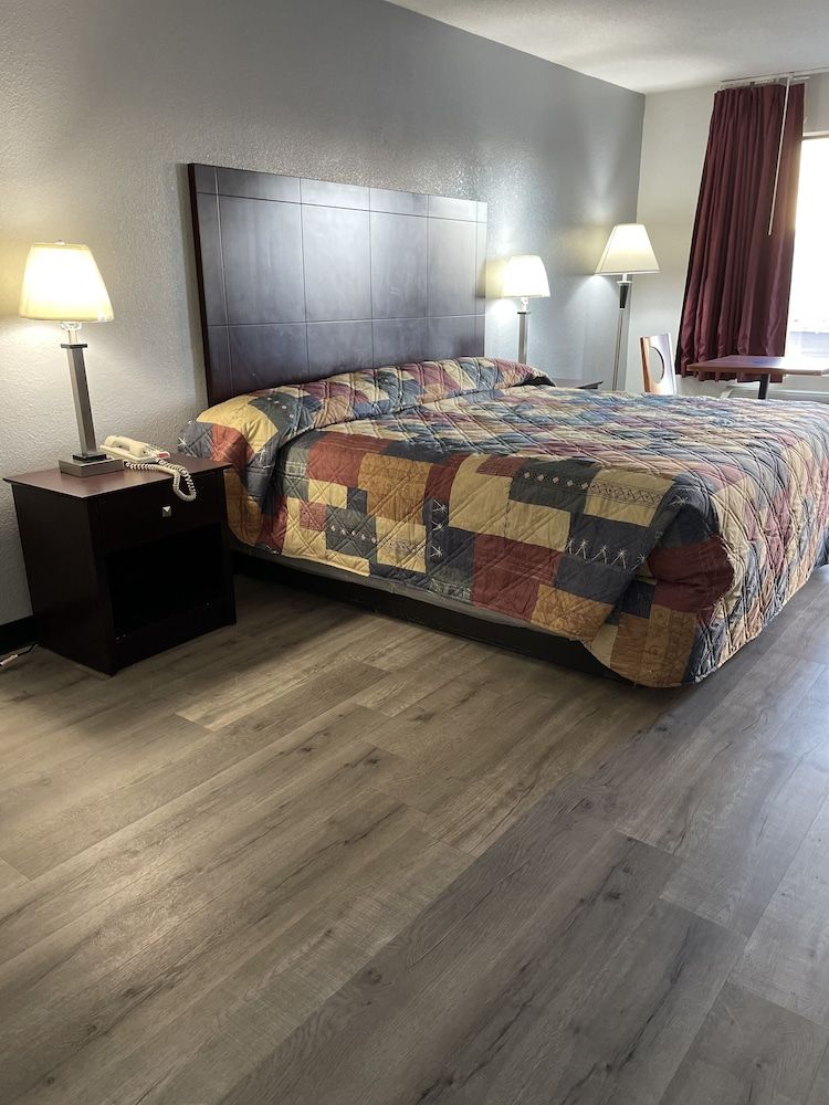 Capital Inn Basic Room, 1 King Bed, Accessible 6