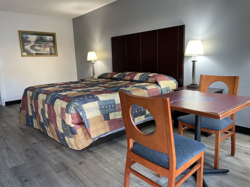 Capital Inn Basic Room, 1 King Bed, Accessible 5