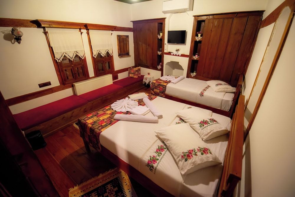 Hanedan Konak Otel Triple Room 6