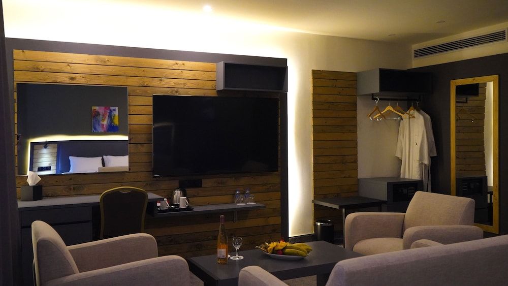 Aitch Boutique Hotel - an LIH Hotel Junior Suite 13