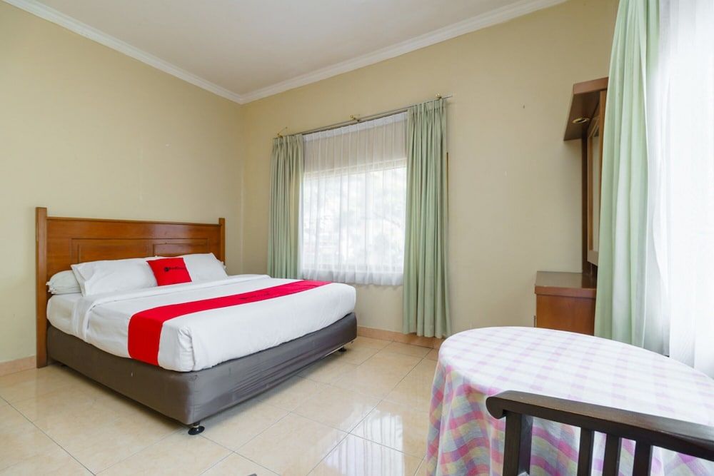 Double Room (RedDoorz)