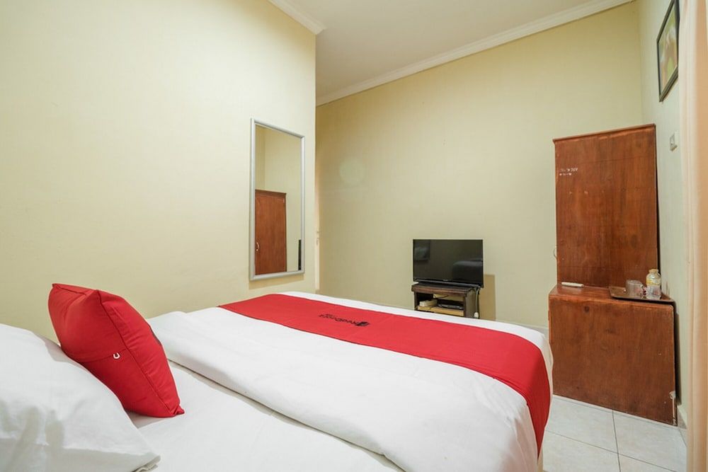 Double Room (RedDoorz)