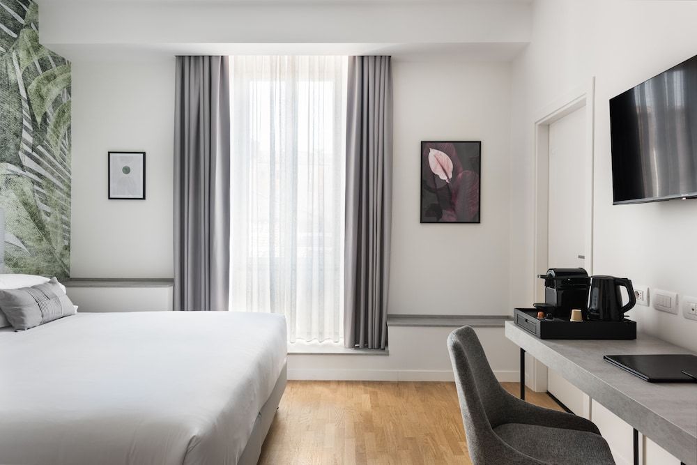 AT FORTY ONE Superior Double or Twin Room, Non Smoking 2