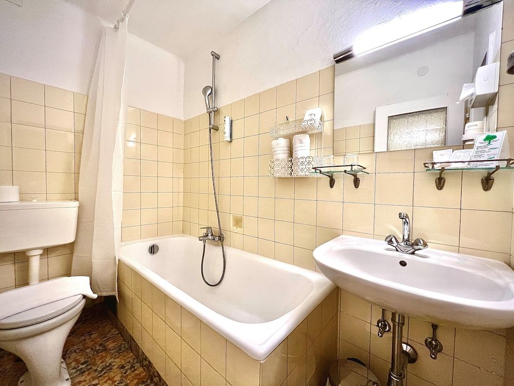 Hotel Restaurant Grünwalderhof Basic Quadruple Room 9