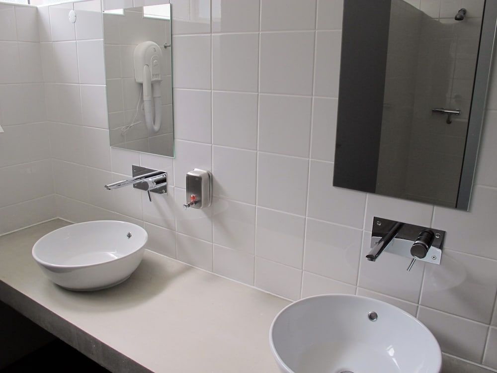Azores Youth Hostels - Santa Maria Twin Room, Shared Bathroom 4
