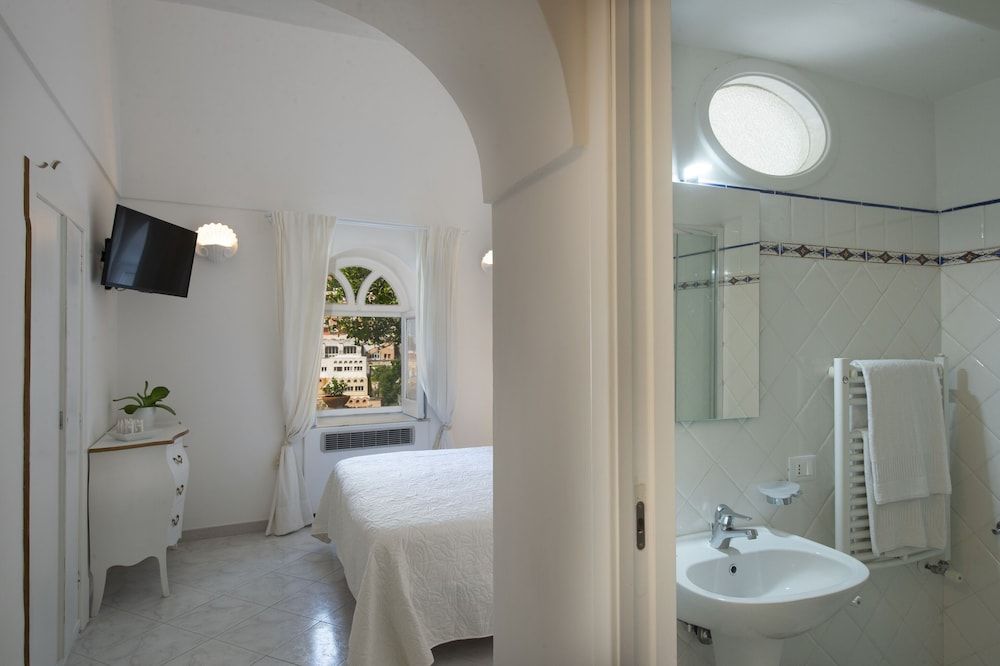 Villa Dalu Deluxe Double Room, Sea View 3