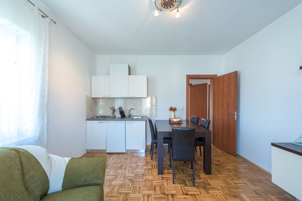 Angela Apartments Family Apartment 10