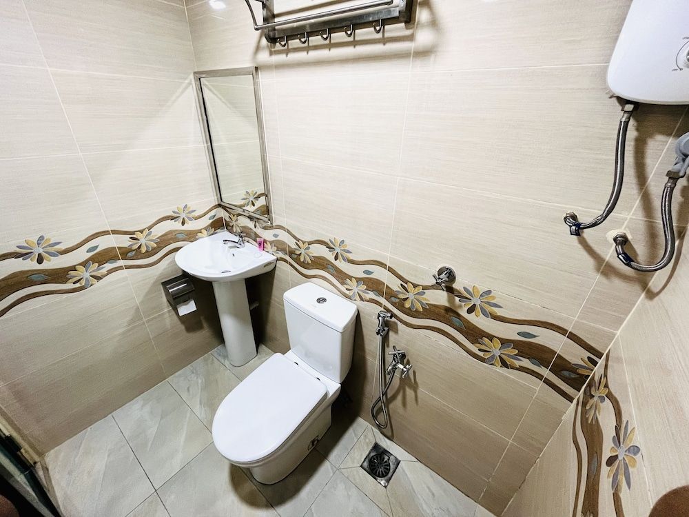 Prime Hotel Deluxe Queen Room 7