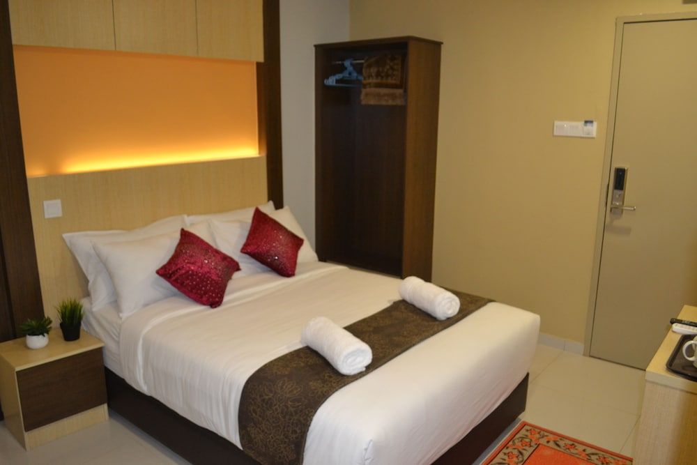 Prime Hotel Deluxe Queen Room 6