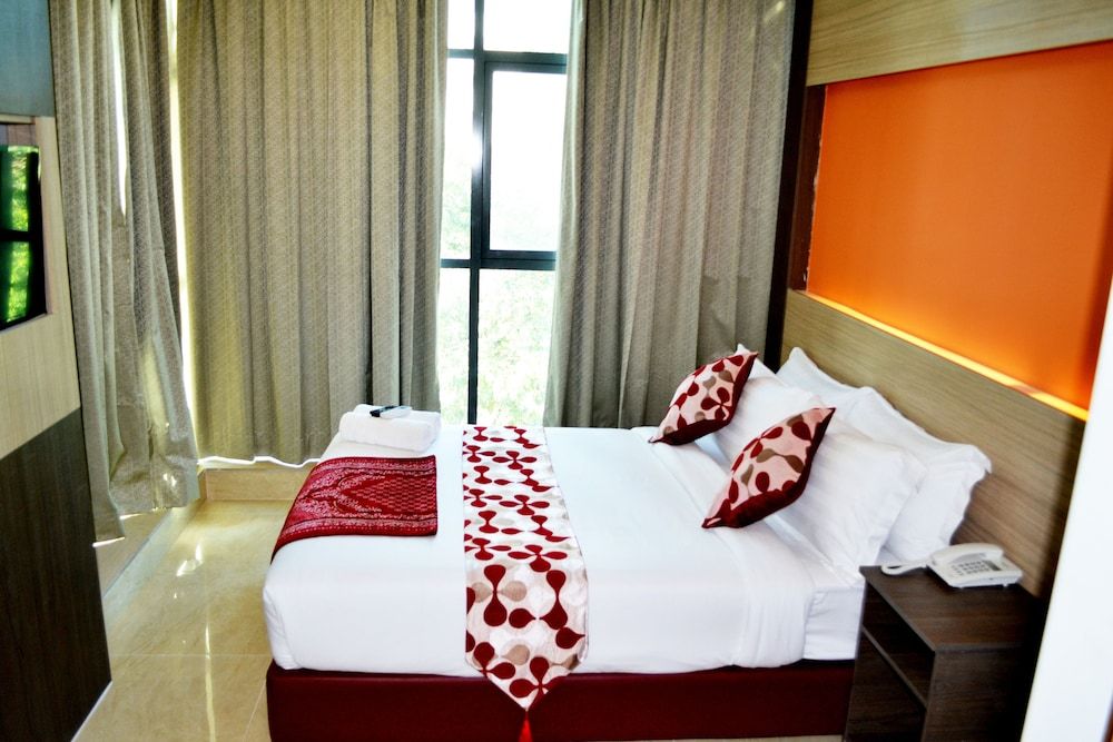 Prime Hotel Deluxe Queen Room 5