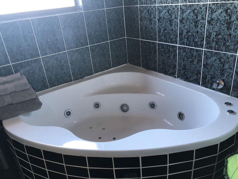 Naomi's Place Deluxe Room 6