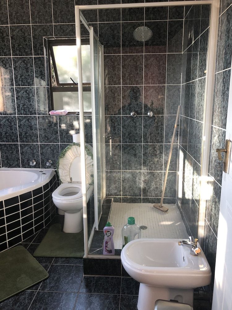 Naomi's Place Deluxe Room 4