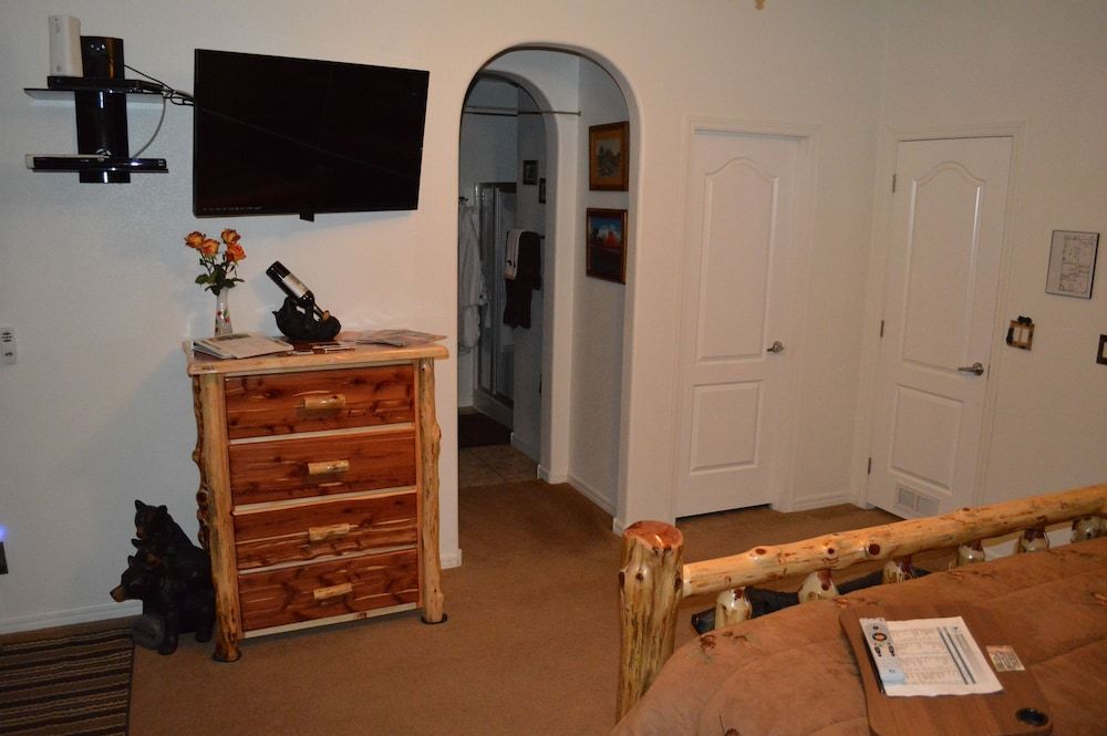 The Bear's Den B&B King 1 9
