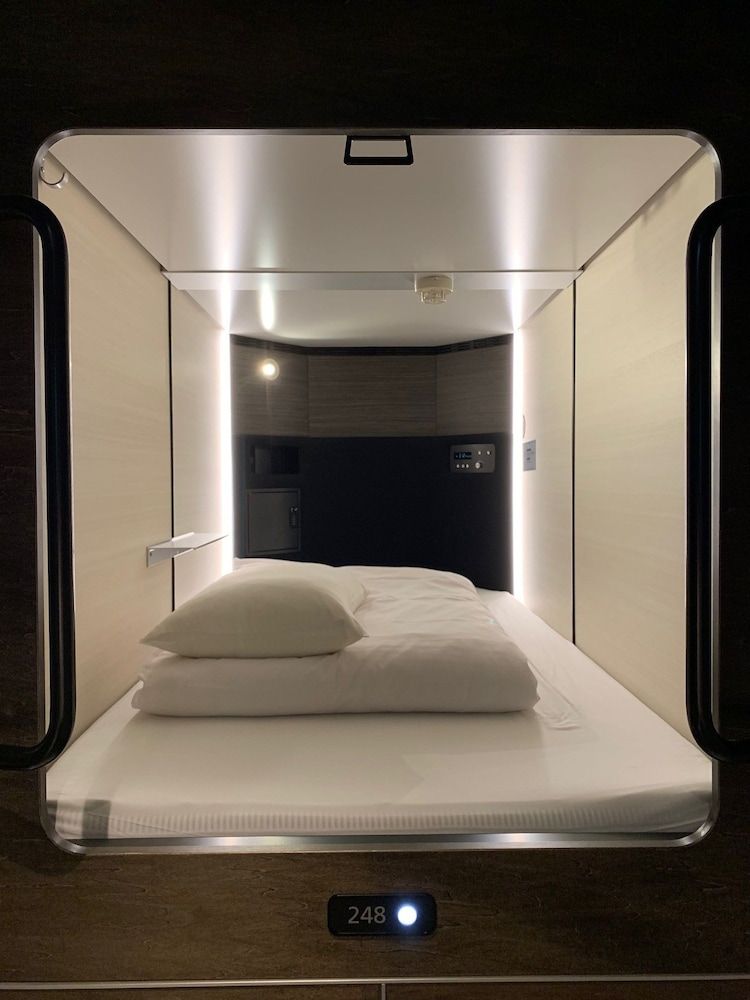 Cubic Room without Television, Men only