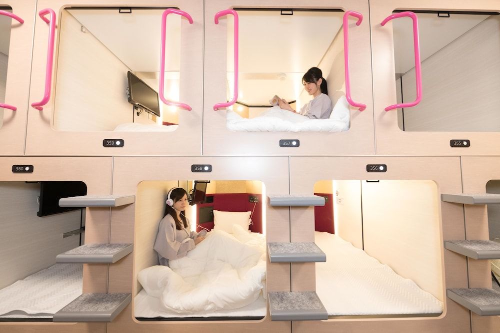 Cubic Room with Television, Women only