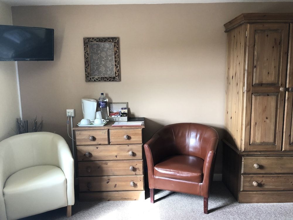 The Jug and Glass Inn King Room 3