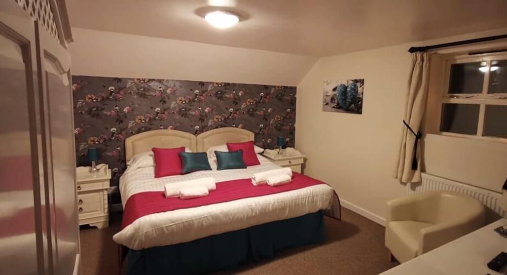 The Jug and Glass Inn King Room 4