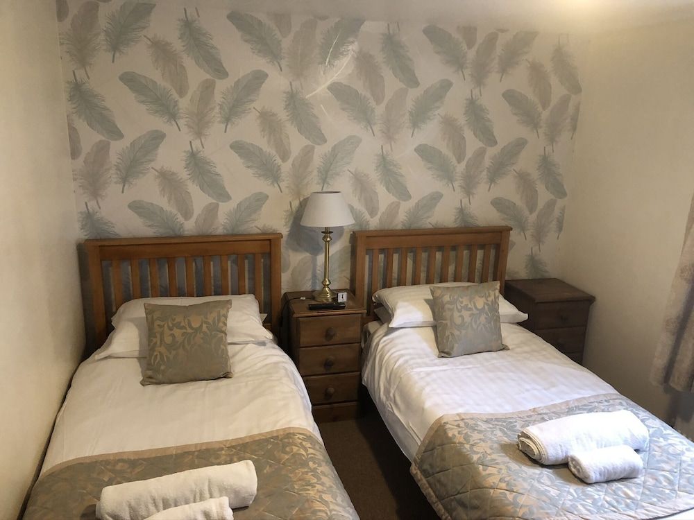 The Jug and Glass Inn Twin Room 3