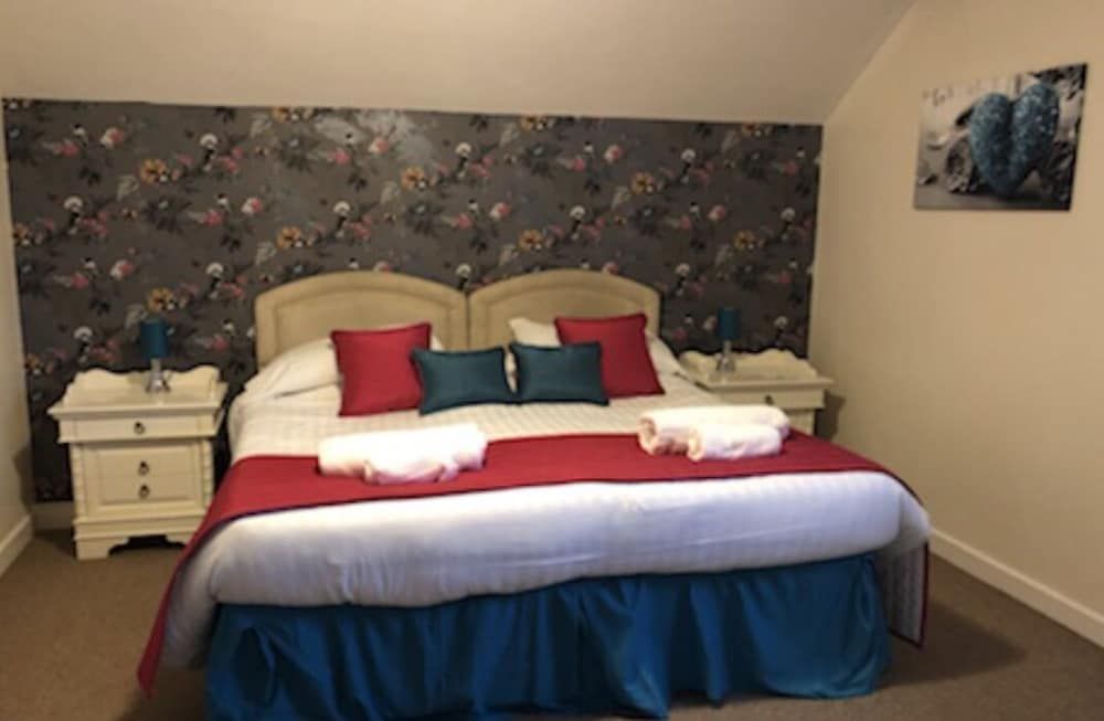 The Jug and Glass Inn King Room 6