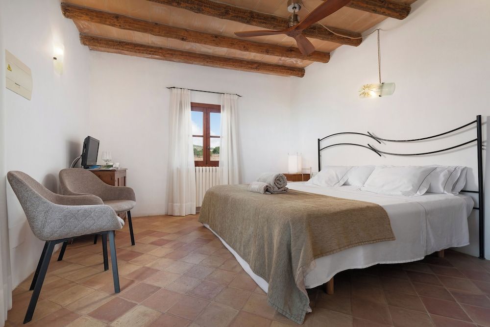 Basic Double or Twin Room (Sa Piscina)