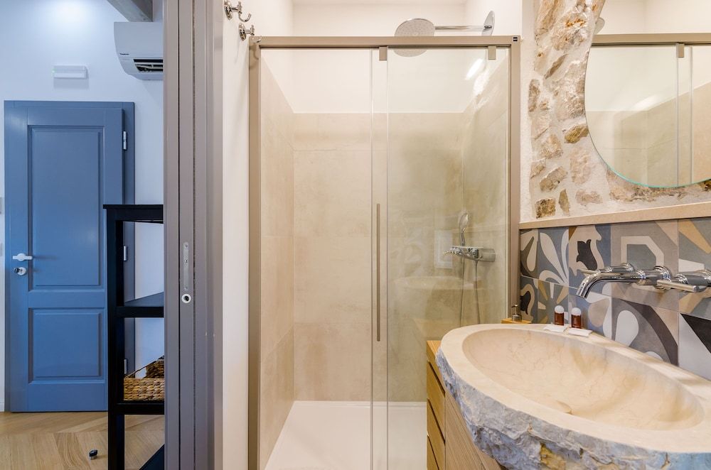 Villa Monte Santo by DuHomes Deluxe Double Room (Deluxe Double Room with City View) 10