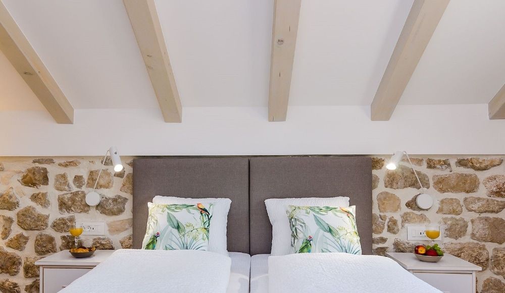 Villa Monte Santo by DuHomes Deluxe Double Room (Deluxe Double Room with City View) 5