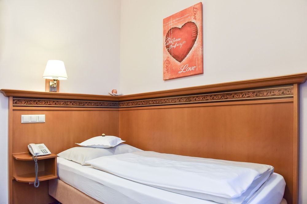 Alexandra Comfort Single Room 2