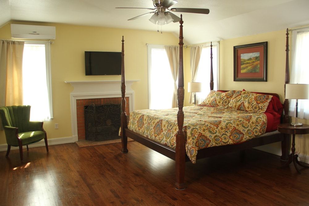 The Oaks Bed and Breakfast Honeymoon Room, Non Smoking, Garden View 10