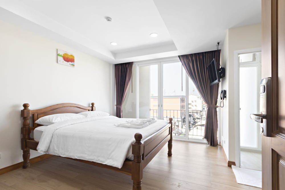 Royale 8 Ville Deluxe Double Bed 2