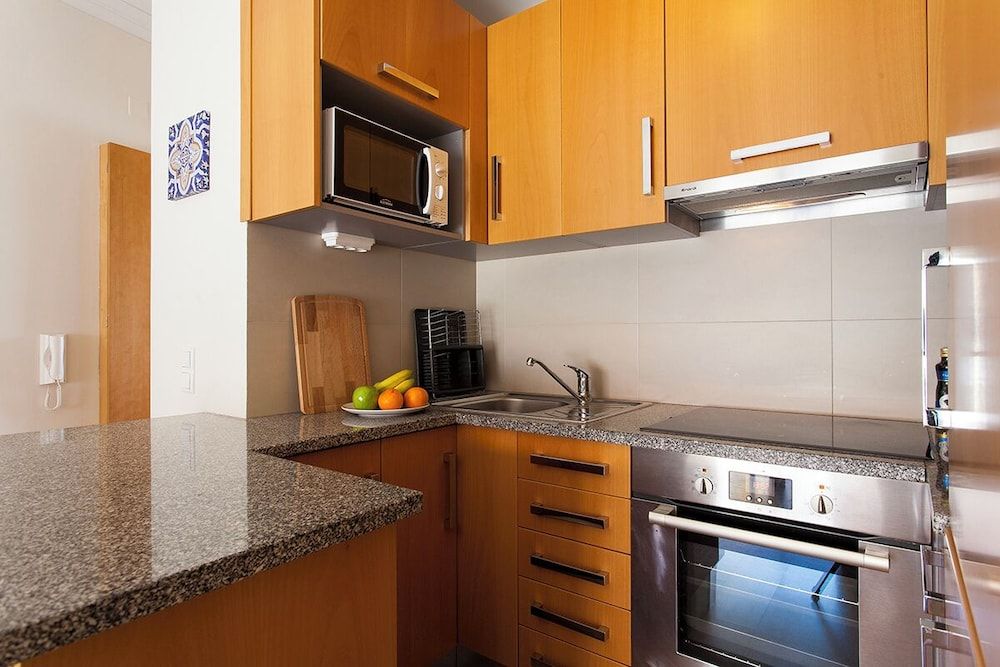 undefined JOIVY Bright 2BR Apt w/River Views &balcony in Alfama, moments from Santa Apolonia train station 6