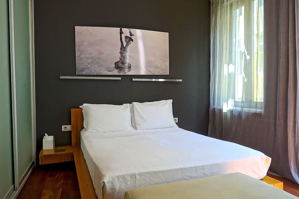 I'zaz Loft w/ Balcony 7